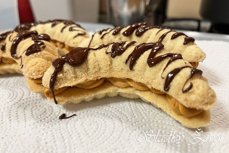 Orechové rožky plnené karamelovým krémom