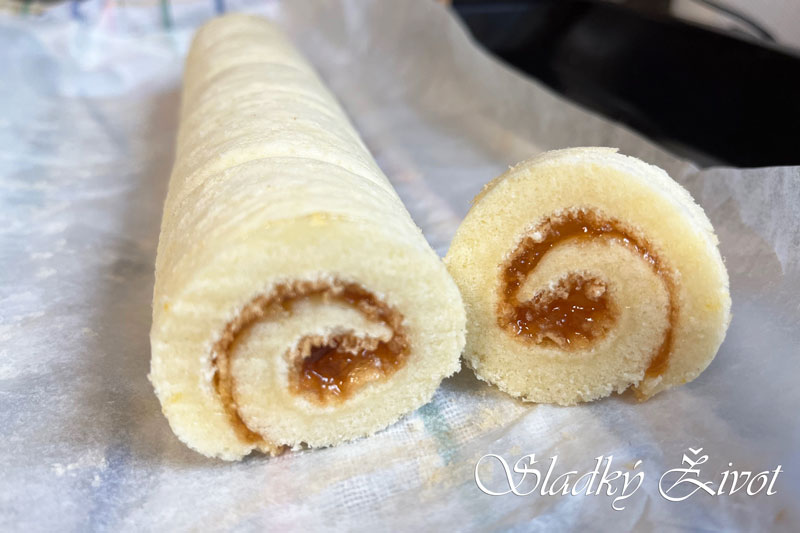 Celé vajcia vyšľaháme s cukrom, primiešame múku a olej. Vylejeme na plech a pečieme cca 10 minút pri 175°C.

Ihneď po upečení korpus zrolujeme na utierke. Necháme vychladnúť. Natrieme lekvárom a zrolujeme. Pred podávaním môžeme povrch pocukrovať alebo pofŕkať čokoládovou polevou.